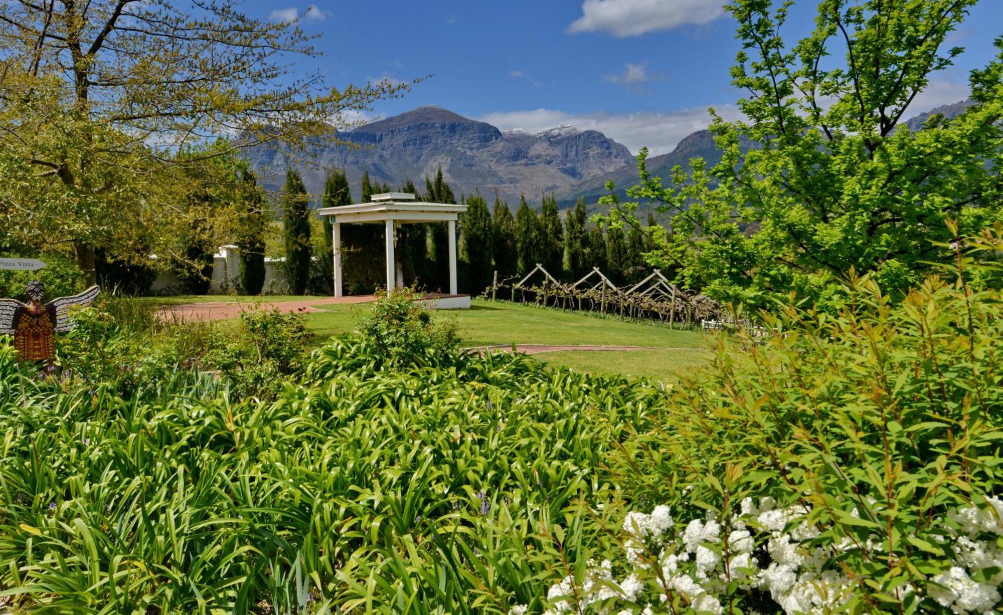 The Coach House At Val Du Charron Hotel Wellington Bagian luar foto