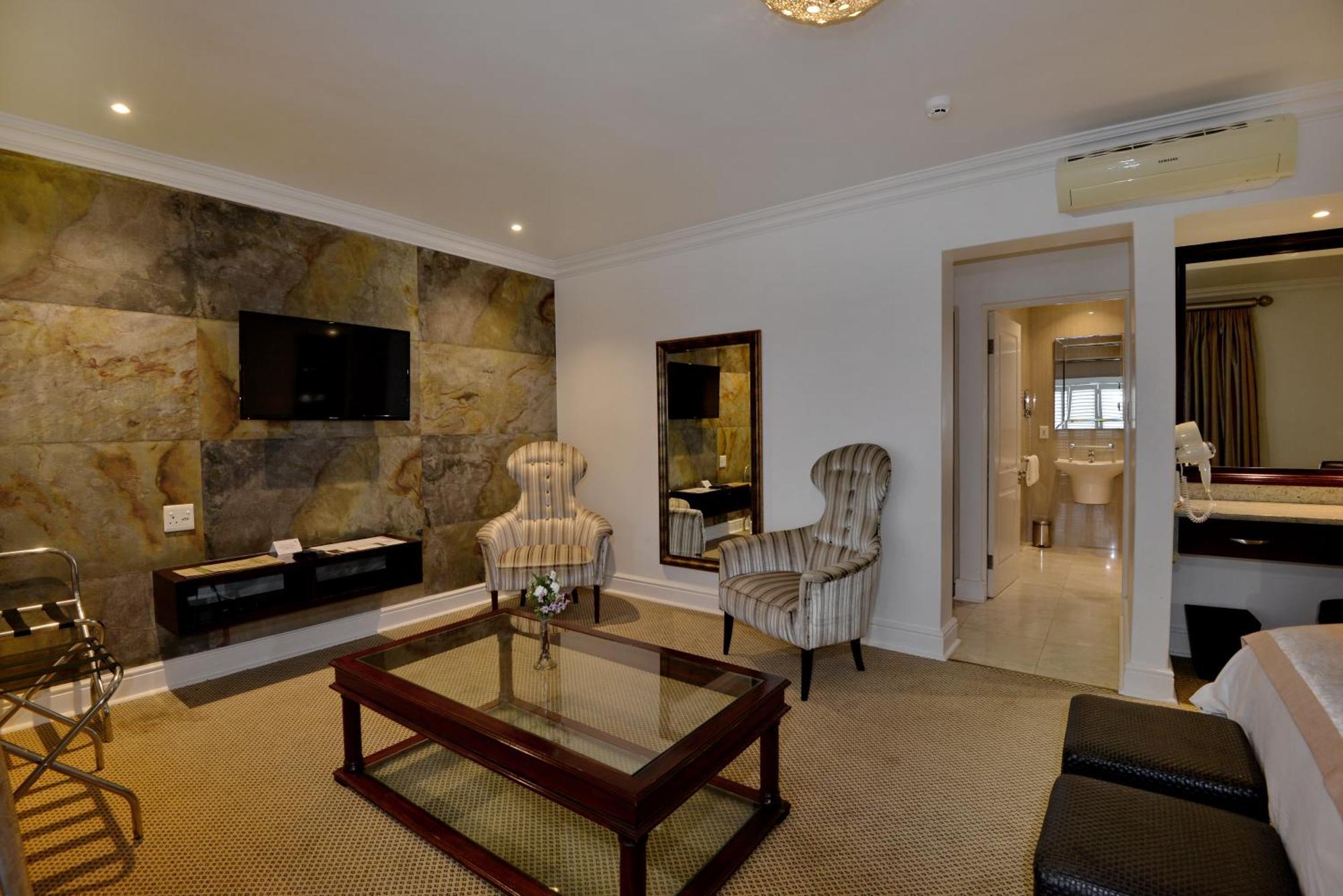 The Coach House At Val Du Charron Hotel Wellington Bagian luar foto