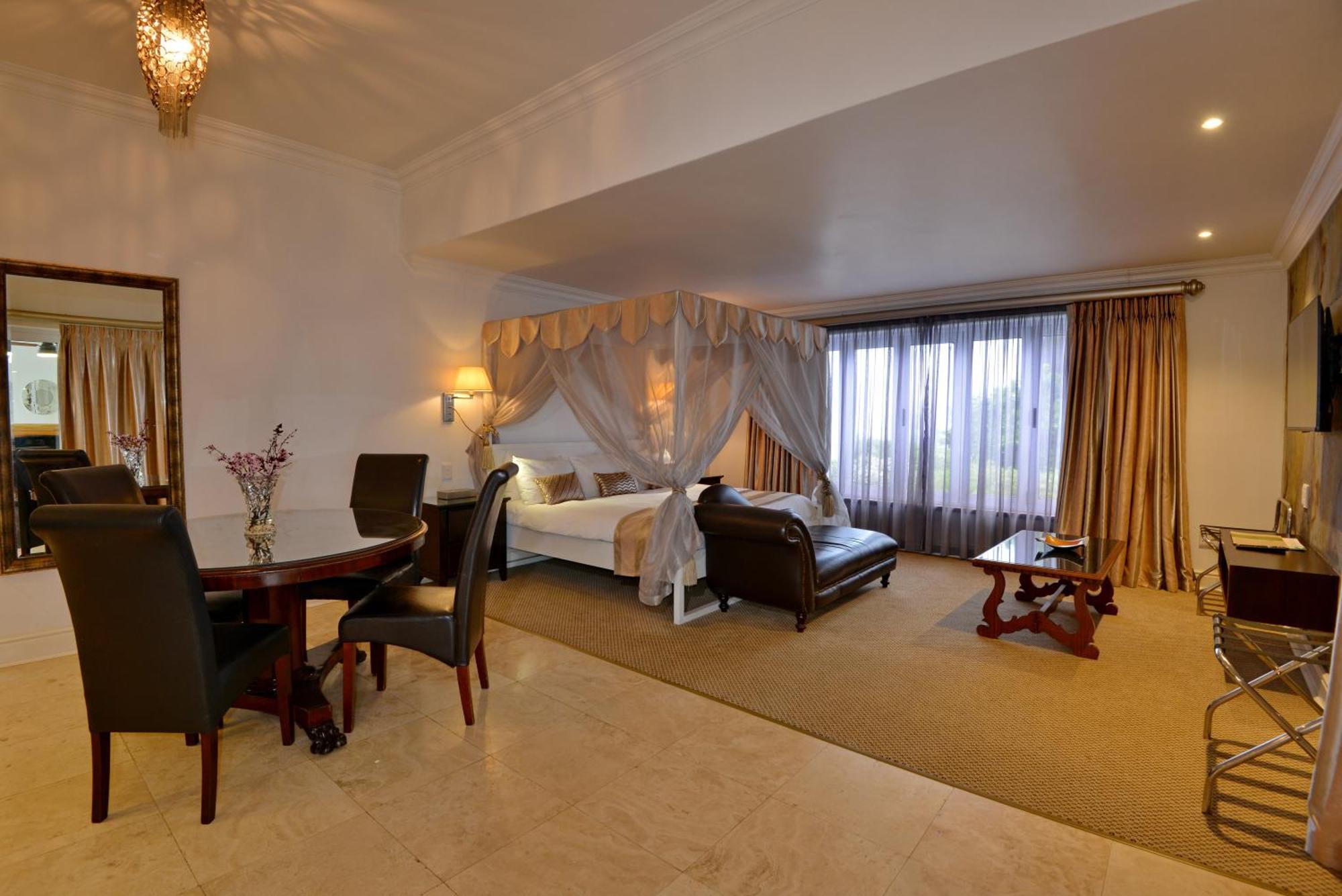 The Coach House At Val Du Charron Hotel Wellington Bagian luar foto