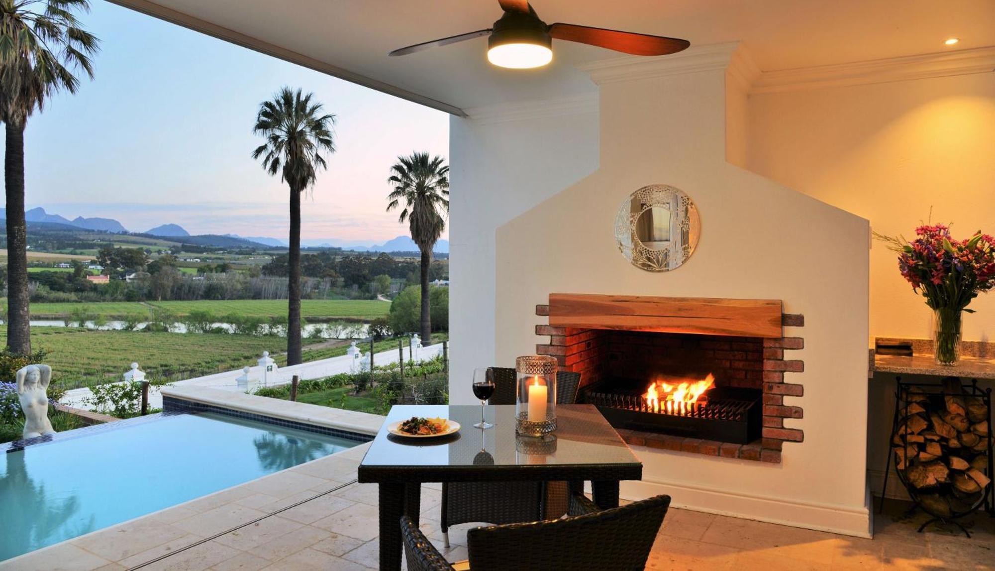 The Coach House At Val Du Charron Hotel Wellington Bagian luar foto