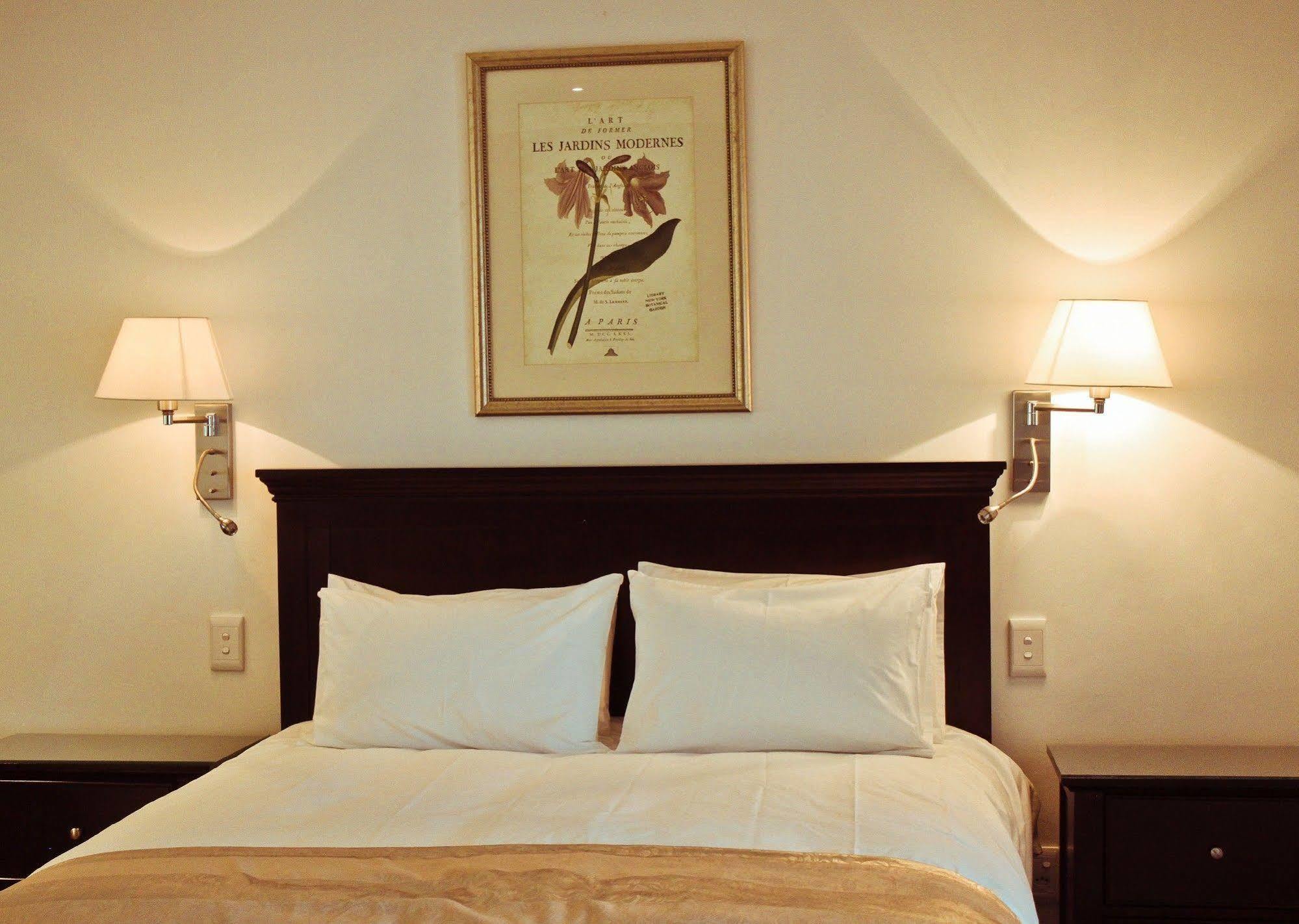 The Coach House At Val Du Charron Hotel Wellington Bagian luar foto